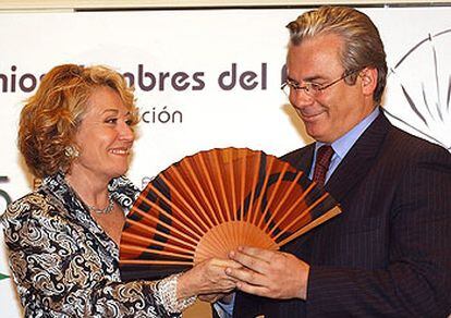 La periodista Rosa María Mateo entregó ayer al juez Baltasar Garzón uno de los premios Hombre del Año