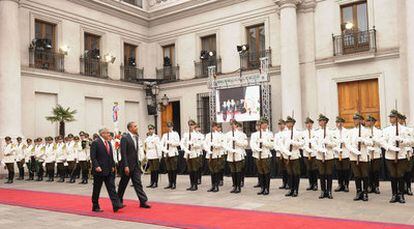 El presidente de Chile, Sebastián Piñera, junto a su homólogo de EE UU, Barack Obama, en el palacio de la Moneda, en Santiago.