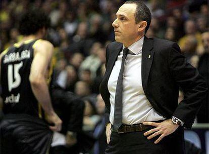 El técnico del Madrid Ettore Messina observa a sus jugadores durante el partido ante el Maccabi.