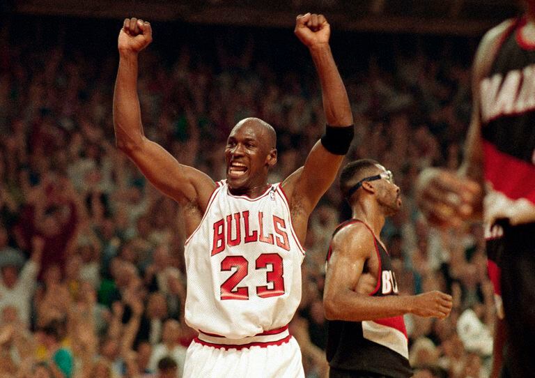 Michael Jordan celebra la victoria de los Bulls sobre los Trail Blazers en la final de la NBA de 1992.