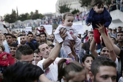 Refugiados protestan por el bloqueo policial en Estambul.