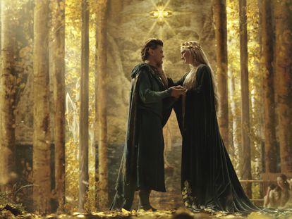 Robert Aramayo como Elrond y Morfydd Clark como Galadriel, en 'El señor de los anillos: los anillos de poder'.