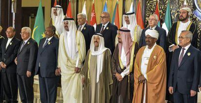 Foto de familia de la cumbre anual de los jefes de Estado de la Liga &Aacute;rabe en Kuwait el martes 25 de marzo de 2014. 