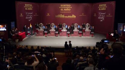 El primer premio del sorteo extraordinario de la lotería de 'El Niño', celebrado en el Centro de Congresos y Exposiciones Lienzo Norte de Ávila.