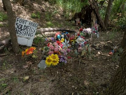 Flores en recuerdo de la soldado Vanessa Guillén junto al Río León, donde fueron encontrados sus restos. | En vídeo, la historia de la militar, hija de mexicanos. 