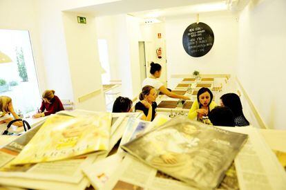 » Con la experiencia de su hermano mayor frente a la Puerta de Alcalá (ambos con interiorismo de Carmen Baudín), este Harina sigue apostando por los panes de masa madre caseros. Hay sándwiches, pequeños y primorosamente cortados y elaborados con pan de espinacas, amapolas o de nueces y pasas. Los más dulces vienen por las tartas caseras. A saber: tarta de remolacha y chocolate, con harina integral, cubierta con crema de queso; de zanahoria, con harina integral y azúcar moreno, o de chocolate fondant con frambuesa. Y zumos naturales antioxidantes. » Augusto Figueroa, 2. Madrid. www.harinamadrid.com