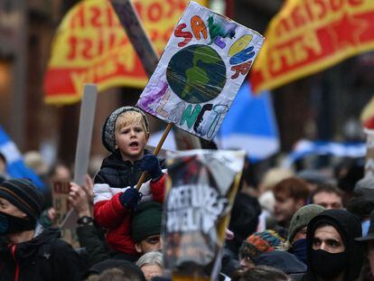 Manifestantes en la marcha de protesta de este sábado en Glasgow (Escocia), donde se celebra la COP26.