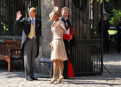 Los duques de Wessex, Eduardo -hijo menor de la reina Isabel- y Sophie Rhys-Jones, llegan al enlace de Zara Phillips (su sobrina) con Mike Tindall en Edimburgo.