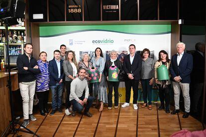 Para rendir un homenaje al compromiso ambiental de los hosteleros de Madrid y Málaga, Ecovidrio, la entidad encargada de la gestión del reciclado de residuos de envases en vidrio, ha desarrollado el proyecto fotográfico 'Oda al hostelero'.