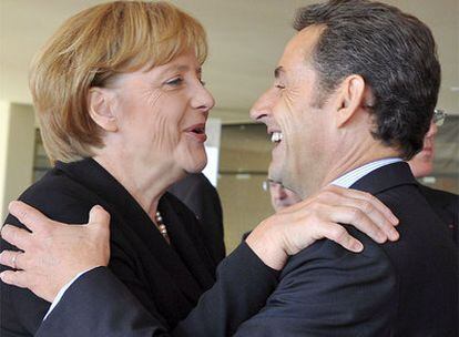 Angela Merkel ha advertido de que se siente incómoda cuando Sarkozy se le acerca demasiado.