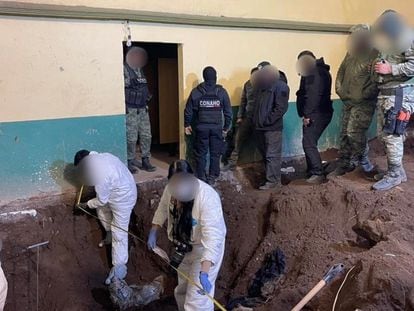Investigadores de la Fiscalía del Estado de México inspeccionan la fosa en la que fueron halladas al menos 46 bolsas con restos humanos, en un salón de fiestas del municipio de Tenango del Valle, la semana pasada.