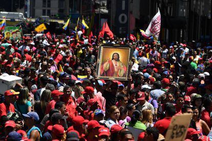 Los chavistas se manifiestan este sábado en Caracas en "defensa de la revolución", en un día en el que la oposición también se moviliza en la ciudad para pedir a las Fuerzas Armadas que apoyen la entrada de la ayuda humanitaria a Venezuela, que el Gobierno de Nicolás Maduro se ha negado a aceptar. En la imagen, partidarios chavistas participan en una manifestación en apoyo a Nicolás Maduro en la capital del país.