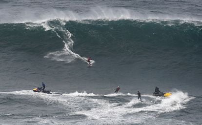 Surferos y Jetskis observan al surfista australiano Ross Clarke-Jones.