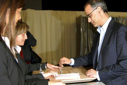 Antoni Martí, ganador de las elecciones, deposita su voto.
