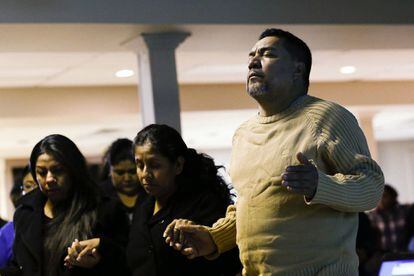 Un grupo de inmigrantes legales y sin papeles rezan antes de ver el mensaje del presidente Obama