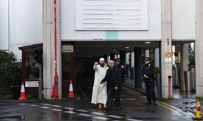 Tres policías, este jueves en la Mezquita Central de Londres después de que un hombre apuñalase a otro dentro del templo.
