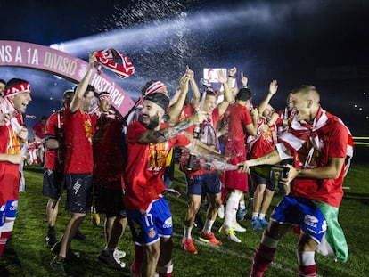 Los jugadores del Girona celebran su ascenso a Primera. 