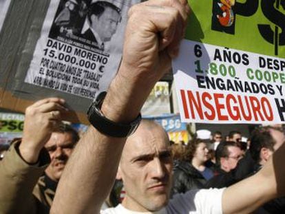 Protesta de afectados por la PSG ante el Ayuntamiento de Getafe en 2010.