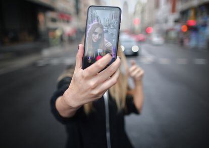 The young Rosa, known as Ghoulbabyghoul in Tik Tok, where she has more than 3,000 followers, records herself with her mobile phone on Madrid's Gran Vía, on September 24, 2020. 