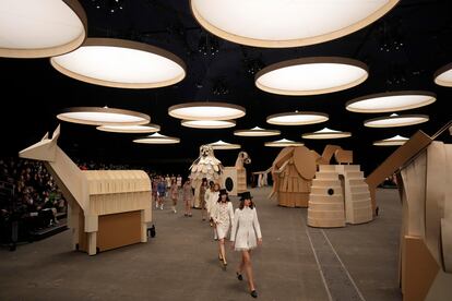Varias modelos muestran los diseños de la alta costura de Chanel, el 24 de enero de 2023 en París.