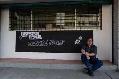 Héctor 'Kiko' Moreno posa en la fachada de la Biblioteca Social Reconstruir. 