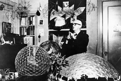 Buckminster Fuller (1895-1983), fotografiado en su despacho de la Universidad de Illinois en 1967.