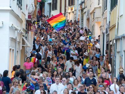 Una muchedumbre participaba el día 1 en la manifestación del Día del Orgullo LGTBI en Mahón (Menorca) bajo el lema "Nuestros derechos no son modas".