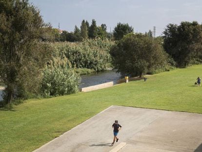 Un corredor en el parque fluvial del Besòs, en una fotografía de archivo.