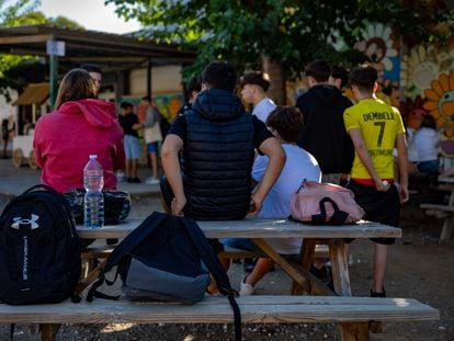 Alumnos durante el recreo en un instituto de educación secundaria de la provincia de Barcelona, en septiembre.