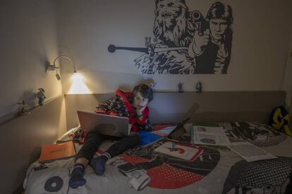 Un joven viendo su ordenador.