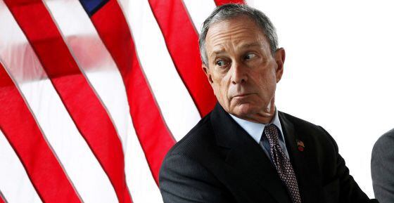 Michael Bloomberg y la bandera de Estados Unidos, dos señales de poder igualmente ostentosas.
