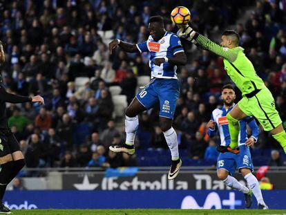 Caicedo, en el remate que supuso el primer gol.