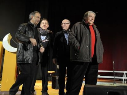 El presidente de Escola Valenciana, Vicent Moreno, en el centro, junto con los premiados de Sa&oacute;, el Cor de L&#039;Eliana y Paco Mu&ntilde;oz.