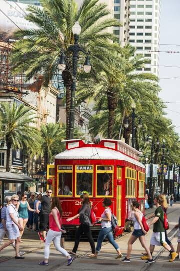 El tranvía rojo es un clásico de Nueva Orleans. Una de sus rutas parte de la calle Canal.