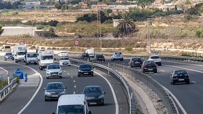 Circulación de varios vehículos a la altura de Elche (ALICANTE), este jueves.