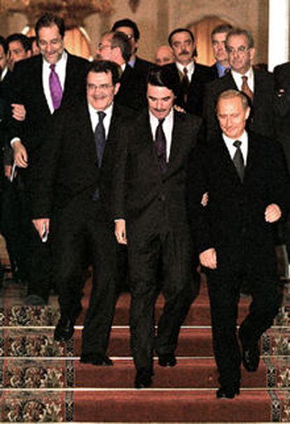 De derecha a izquierda, Vladímir Putin, José María Aznar, Romano Prodi y Javier Solana, ayer en Moscú.