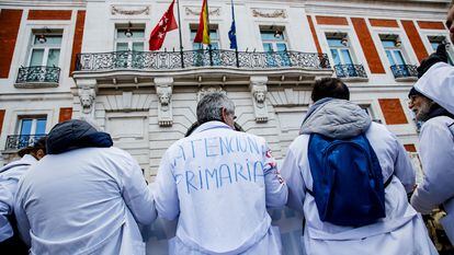 Médicos de Familia y Pediatras de la Comunidad de Madrid se manifiestan en la Puerta del Sol.