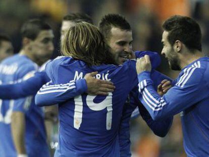 Jes&eacute; celebra su gol con Modric y Carvajal. 