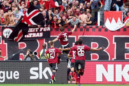 Los jugadores del Nuremberg celebran el gol del empate.