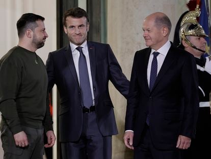 El presidente ucranio, Volodímir Zelenski, en París con su homólogo francés, Emmanuel Macron, y el canciller alemán, Olaf Scholz, este miércoles.