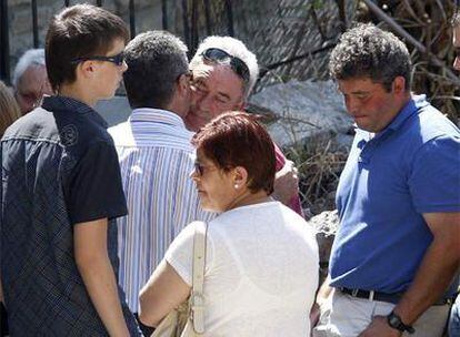 El padre de Óscar Pérez (en el centro, con unas gafas sobre la frente) recibe condolencias.