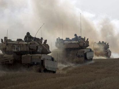 Tanques israel&iacute;es salen de Gaza este martes.
 