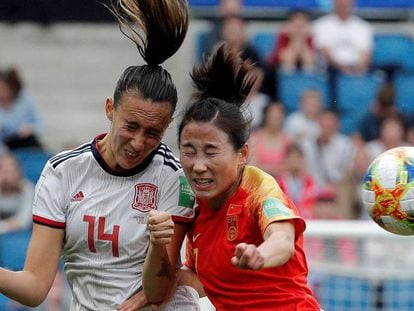 La jugadora de la selección española, Virginia Torrecilla, disputa el balón con la de China, Yang Li, durante el tercer y último partido de la primera fase del Mundial de Francia 2019.