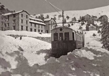 El ferrocarril del Guadarrama frente al Hotel Victoria, en el puerto de Navacerrada en 1927. 