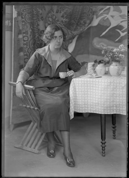 Victorina Durán en su estudio en 1921. Ella es una de las artistas que homenajea la exposición 'Al bies: las artistas y el diseño en la vanguardia española'.