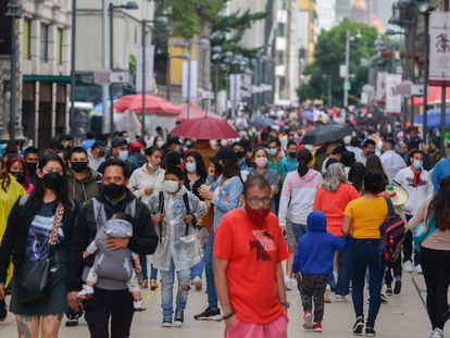 Cientos de personas en una de las calles del Centro Histórico de Ciudad de México.