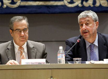 El ministro de Trabajo e Inmigración, Celestino Corbacho (izada.), y el secretario general de CC OO, José María Hidalgo, hoy en el XX aniversario de las Cooperativas de Viviendas, en Madrid.