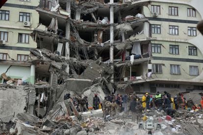 Búsqueda de supervivientes entre los escombros de un edificio en la ciudad turca de Diyarbakir.