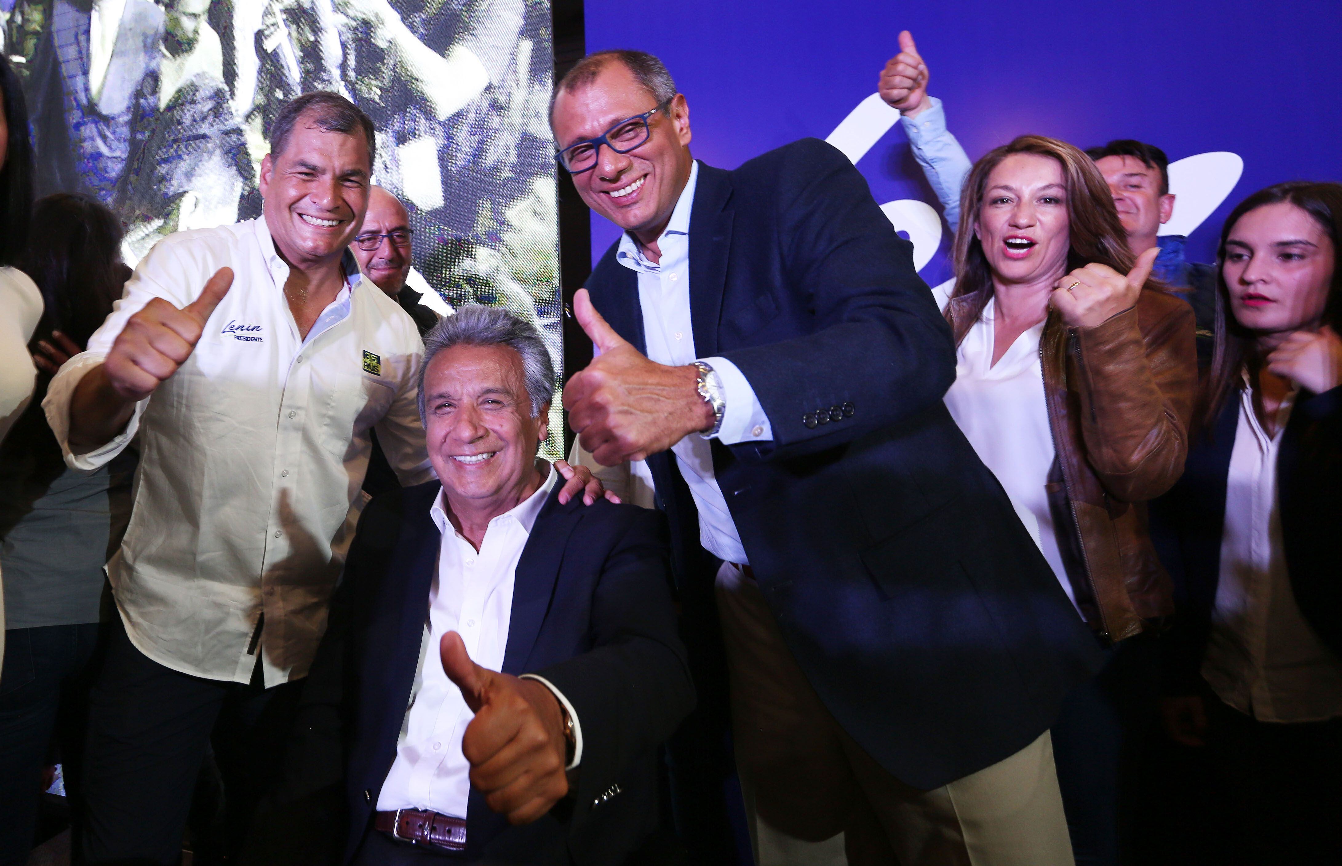 Rafael Correa, Lenin Moreno y Jorge Glas celebran la victoria electoral en la primera vuelta de las elecciones de 2017 en Ecuador.