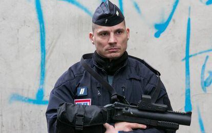 Un policía hace guardia, este jueves en Saint-Denis.